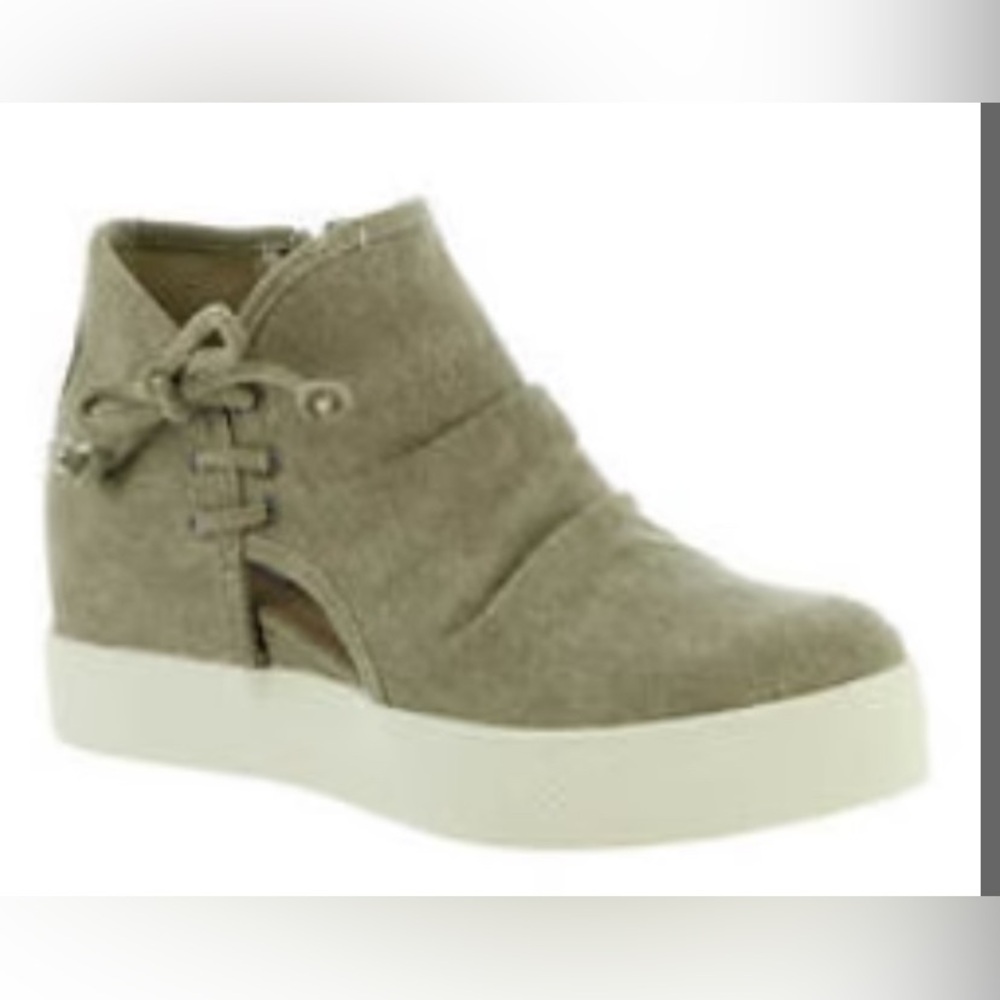 Very G Women's Julia Wedge Sneaker. SZ 9